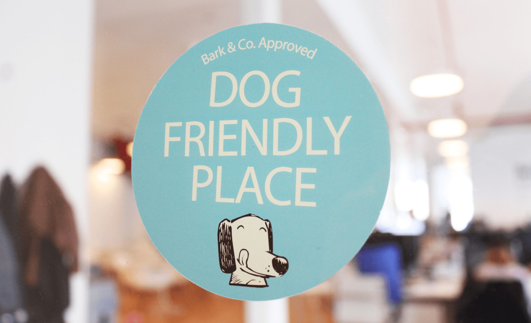 Френдли билеты. Наклейка дог френдли. Dog friendly табличка. Dog friendly наклейка на дверь. Dog friendly кафе.